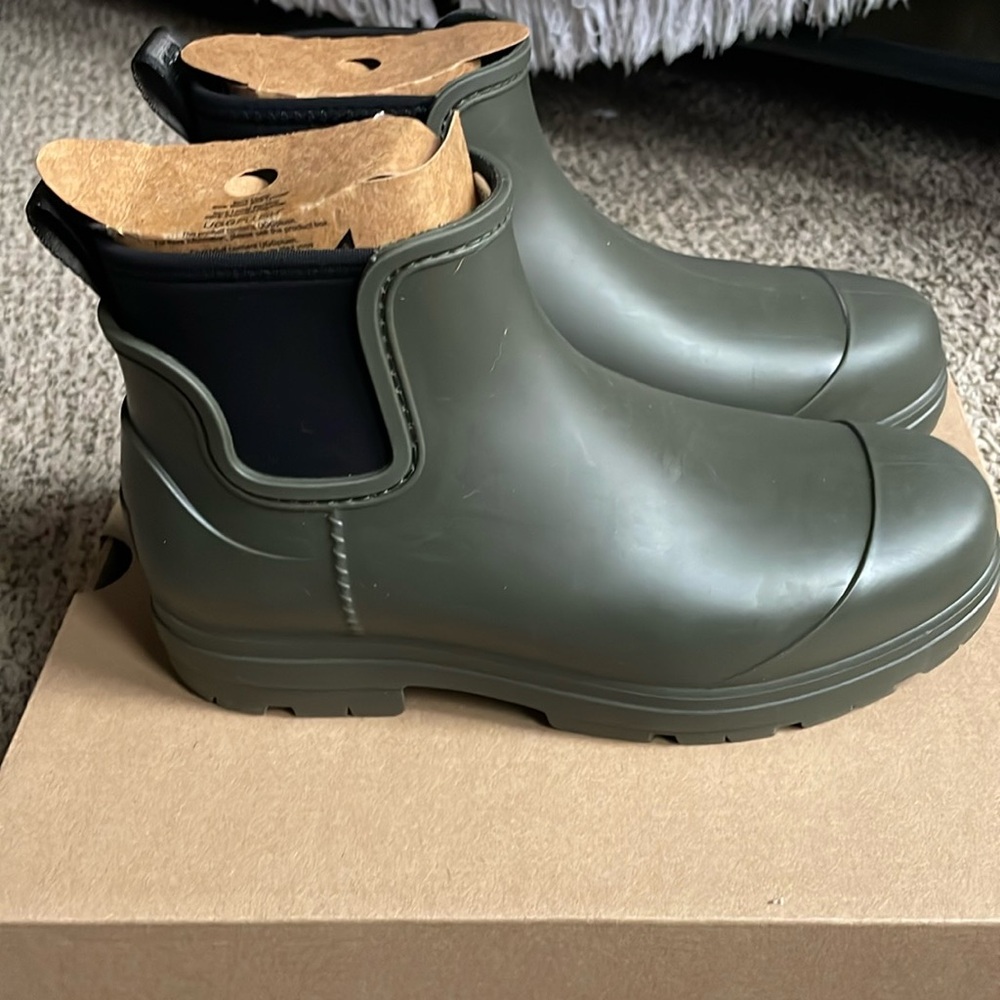 New UGG Sherpa lined rain boots size 9 women’s